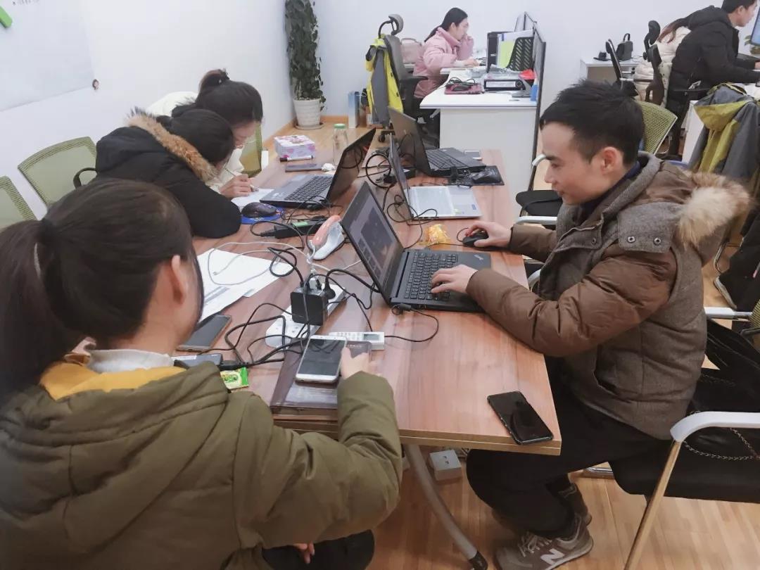 小夥伴們聚精會神