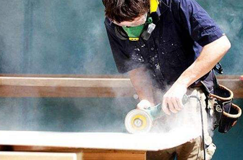 切割、打磨作業